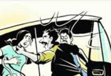 चाकुचा धाक दाखवून चालत्या वहानात लुटले महीलेस