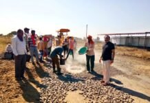 जामखेड – बीड रस्त्यावरील खड्डे बुजविण्यास सुरवात