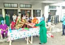 मुलगा कोरोना मुक्त झाल्यावर डॉक्टर व कर्मचाऱ्यांना आईकडून उभा पोषाख