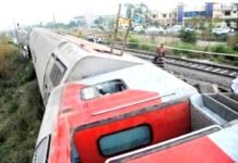 श्रीगोंदा : श्रीगोंदा – बेलवंडी रेल्वे मार्गावर मालवाहतूक रेल्वेचे १२ डबे घसरले.