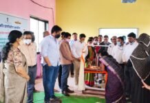 बचतगटातील महिलांना आ. रोहित पवार यांच्या हस्ते अगरबत्ती मशीनचे वाटप