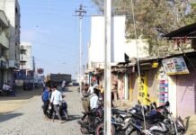 रस्त्याचे काम सुरू मात्र रस्त्यावरील पोल हटवणार कधी – शिवप्रतिष्ठानचा सवाल