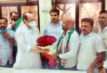 भाजपला धक्का! जिल्हा बँकेचे संचालक अमोल राळेभात यांनी बांधले हातात घड्याळ