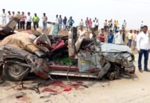 अंबाजोगाई – लातुर रस्त्यावर ट्रक क्रुझरच्या भीषण अपघात सात ठार, दहा जखमी