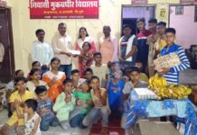 मूकबधिर विद्यार्थ्यांना आष्टीच्या युवा पत्रकार संघाच्या वतीने खाऊचे वाटप