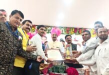 जामखेड पत्रकार संघास राज्यस्तरीय पुरस्कार प्रदान