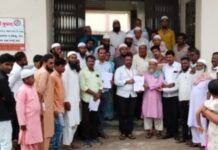 फळ विक्रेत्यांना पर्यायी जागा द्यावी निवेदनाद्वारे केली मागणी .