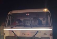 कर्जत येथे महसूल पथकावर वाळू माफियाचा डंपर अंगावर घालून जीवे मारण्याचा प्रयत्न