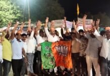 माजी मंत्री राम शिंदेंना उमेदवारी, भाजपा कार्यकर्त्यांनी केला फटाके फोडून जल्लोष