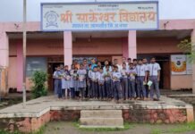 विद्यार्थ्यांना मोफत शालेय साहित्य वाटप