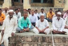 खोटा अॉट्रोसीटीचा गुन्हा मागे घ्यावा, वाघा ग्रामस्थांनी केले धरणे आंदोलन