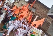 वृक्षरोपण करत विद्यार्थ्यांनी दिला दिंडीच्या माध्यमातून संदेश