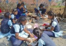 नविन मराठी प्राथमिक शाळेत पेटल्या चुली, आईच्या स्वयंपाकाचे महत्व समजावे यासाठी राबविला उपक्रम