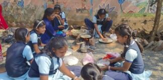 नविन मराठी प्राथमिक शाळेत पेटल्या चुली, आईच्या स्वयंपाकाचे महत्व समजावे यासाठी राबविला उपक्रम