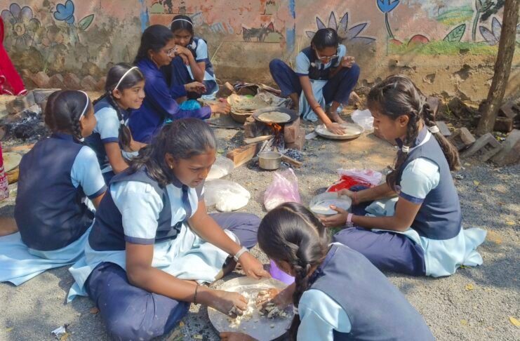 नविन मराठी प्राथमिक शाळेत पेटल्या चुली, आईच्या स्वयंपाकाचे महत्व समजावे यासाठी राबविला उपक्रम