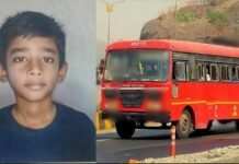 एसटीत माणुसकी हरवली! एसटीचा पास विसरला, कंडक्टरने भर हायवेवर चिमूरड्याला बसमधून उतरवले