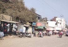 राष्ट्रीय महामार्गाच्या बाजूला असलेल्या अतिक्रमण धारकांना नगरपरिषदेच्या नोटीसा