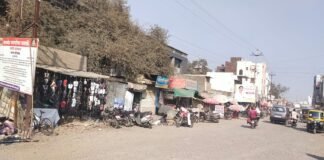 राष्ट्रीय महामार्गाच्या बाजूला असलेल्या अतिक्रमण धारकांना नगरपरिषदेच्या नोटीसा