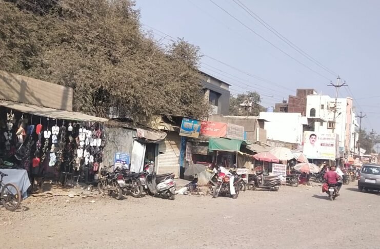 राष्ट्रीय महामार्गाच्या बाजूला असलेल्या अतिक्रमण धारकांना नगरपरिषदेच्या नोटीसा