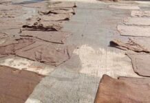 शहरातुन जाणार्या राष्ट्रीय महामार्गाच्या सिमेंट रस्त्याला पडले तडे