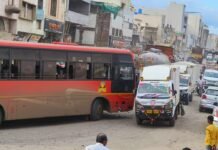 जामखेडच्या महामार्गावर पेच; प्रशासन, लोकप्रतिनिधींची भूमिका चर्चेत.