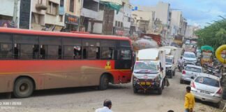 जामखेडच्या महामार्गावर पेच; प्रशासन, लोकप्रतिनिधींची भूमिका चर्चेत.