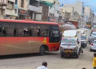 जामखेडच्या महामार्गावर पेच; प्रशासन, लोकप्रतिनिधींची भूमिका चर्चेत.