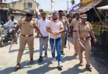 गोळीबारातील गुंड अक्षय उर्फ चिंग्या मोरे याची पोलिसांनी काढली जामखेड शहरातुन धिंड!