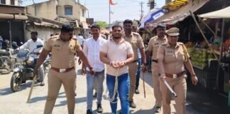 गोळीबारातील गुंड अक्षय उर्फ चिंग्या मोरे याची पोलिसांनी काढली जामखेड शहरातुन धिंड!