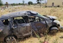 जामखेड कर्जत रोडवर विद्यार्थ्यांचे चारचाकी वाहन पल्टी, आठ जण जखमी