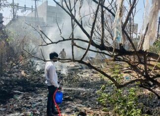 जामखेड शहरात शॉर्टसर्किटमुळे वीज वितरण कंपनीच्या आवारातील कचऱ्याला भीषण आग