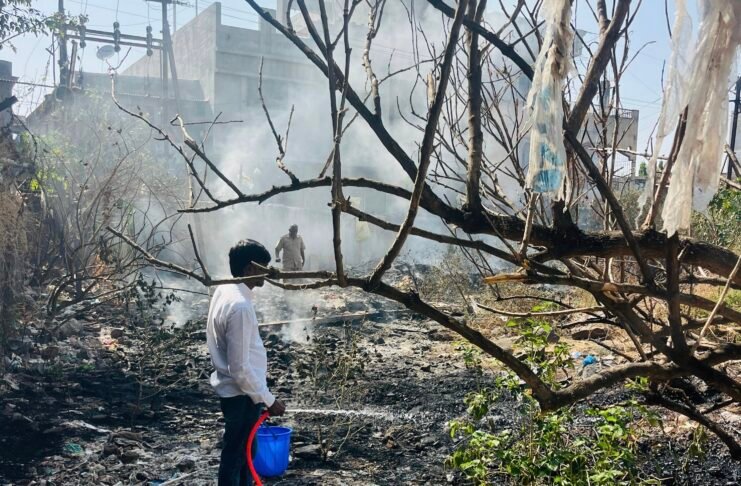 जामखेड शहरात शॉर्टसर्किटमुळे वीज वितरण कंपनीच्या आवारातील कचऱ्याला भीषण आग