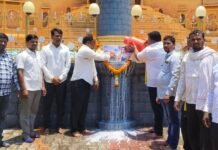 विद्या मोटेना विधान परिषदेवर संधी द्यावी; यासाठी धनगर समाज बांधवांच्या वतीने चौंडी येथे दुग्ध अभिषेक