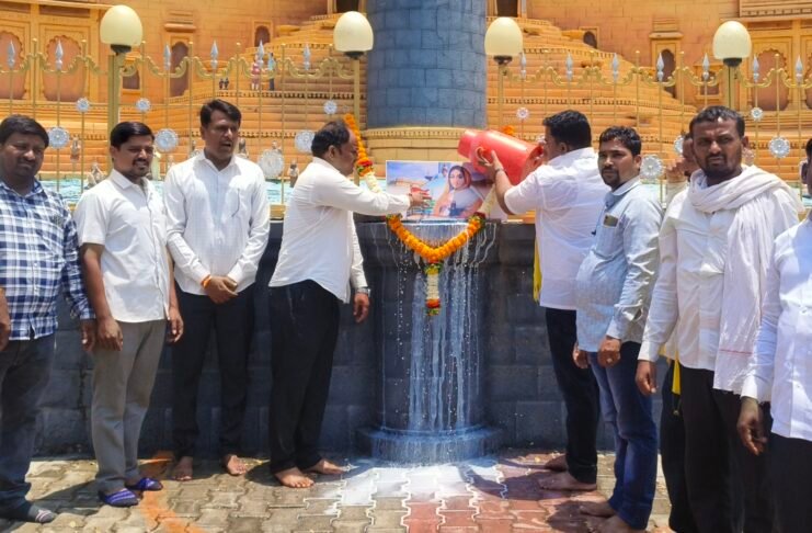 विद्या मोटेना विधान परिषदेवर संधी द्यावी; यासाठी धनगर समाज बांधवांच्या वतीने चौंडी येथे दुग्ध अभिषेक