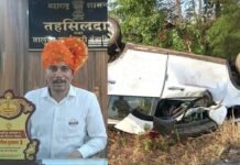 बीडमध्ये भीषण अपघातात तहसीलदाराचा जागीच मृत्यू, प्रशासकीय कर्मचार्यांवर शोककळा