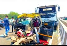 कल्याण-अहिल्यानगर महामार्गावर भीषण अपघात; सिमेंट मिक्सरची इको कारला जोरदार धडक, ११ प्रवाशांचा मृत्यू