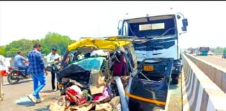 कल्याण-अहिल्यानगर महामार्गावर भीषण अपघात; सिमेंट मिक्सरची इको कारला जोरदार धडक, ११ प्रवाशांचा मृत्यू