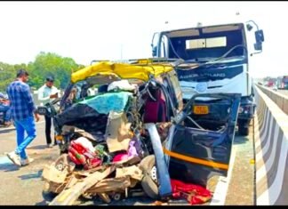 कल्याण-अहिल्यानगर महामार्गावर भीषण अपघात; सिमेंट मिक्सरची इको कारला जोरदार धडक, ११ प्रवाशांचा मृत्यू