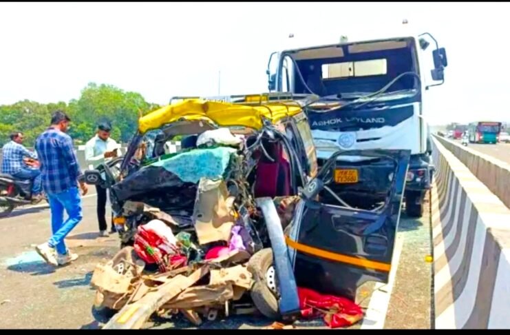 कल्याण-अहिल्यानगर महामार्गावर भीषण अपघात; सिमेंट मिक्सरची इको कारला जोरदार धडक, ११ प्रवाशांचा मृत्यू