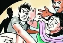 लहान मुलांच्या भांडणातून पती-पत्नीकडून महिलेला काठीने मारहाण, गुन्हा दाखल