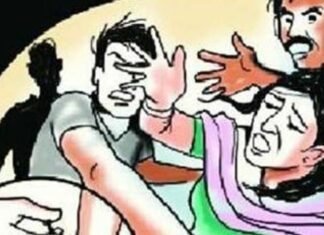 लहान मुलांच्या भांडणातून पती-पत्नीकडून महिलेला काठीने मारहाण, गुन्हा दाखल