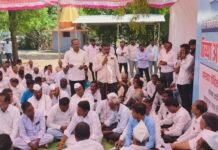 कर्जत जामखेड तालुक्यात विजेचा खेळखंडोबा; आ. रोहित पवारांच्या नेतृत्वाखाली कर्जत-जामखेडमध्ये ठिय्या आंदोलन