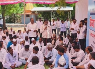 कर्जत जामखेड तालुक्यात विजेचा खेळखंडोबा; आ. रोहित पवारांच्या नेतृत्वाखाली कर्जत-जामखेडमध्ये ठिय्या आंदोलन