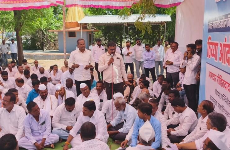 कर्जत जामखेड तालुक्यात विजेचा खेळखंडोबा; आ. रोहित पवारांच्या नेतृत्वाखाली कर्जत-जामखेडमध्ये ठिय्या आंदोलन