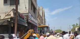 जामखेड शहरातील राष्ट्रीय महामार्गावरील अतिक्रमण हटविण्यास सुरुवात