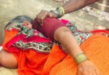 खर्डा रोडवर उष्माघाताने वृद्धेची तब्येत बिघडली : पत्रकार व डॉक्टरांच्या तत्परतेने आजीचा वाचवला जीव!