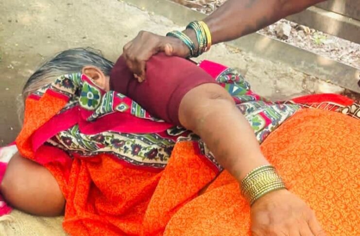 खर्डा रोडवर उष्माघाताने वृद्धेची तब्येत बिघडली : पत्रकार व डॉक्टरांच्या तत्परतेने आजीचा वाचवला जीव!