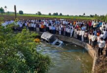सोलापूरच्या माळशिरस तालुक्यात पिक अप वाहन विहीरीत कोसळुन 8 जणांचा मृत्यू
