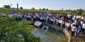 सोलापूरच्या माळशिरस तालुक्यात पिक अप वाहन विहीरीत कोसळुन 8 जणांचा मृत्यू