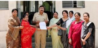 सचिन आजबे यांच्या उपोषणाची चौकशी करुन कारवाई करा, कलाकेंद्र मालकांची निवेदनाद्वारे मागणी